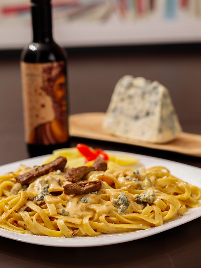 Talharim com File mignon o molho Gorgonzola